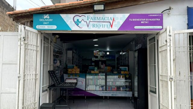 Farmacia Río II 13 en El Junquito, Km 23, donde atiende el optometrista Johan Navas